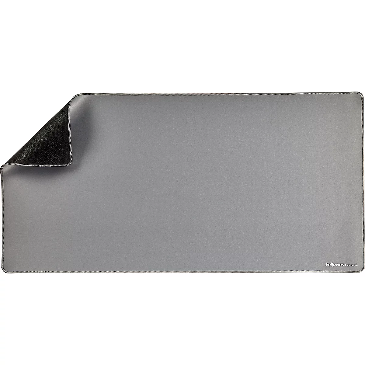 Tapis de bureau rectangulaire gris avec un coin relevé révélant un matériau noir. Petit texte à droite.