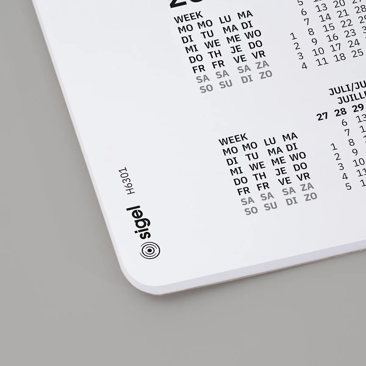 Gros plan sur un calendrier blanc avec les jours du mois et de la semaine en noir. Le logo Sigel est visible.
