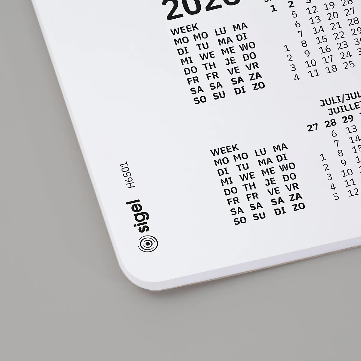 Gros plan sur un calendrier blanc. Le coin avec le logo de l'entreprise Sigel est en bas à gauche, à côté se trouvent des aperçus mensuels.