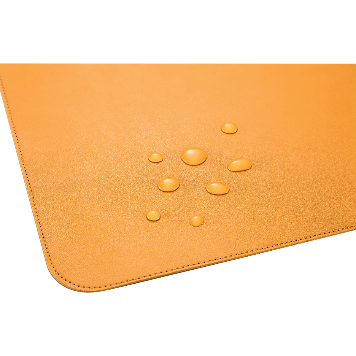 Un tapis de bureau orange avec des gouttelettes d'eau qui perlent dessus. Le tapis a un bord cousu.