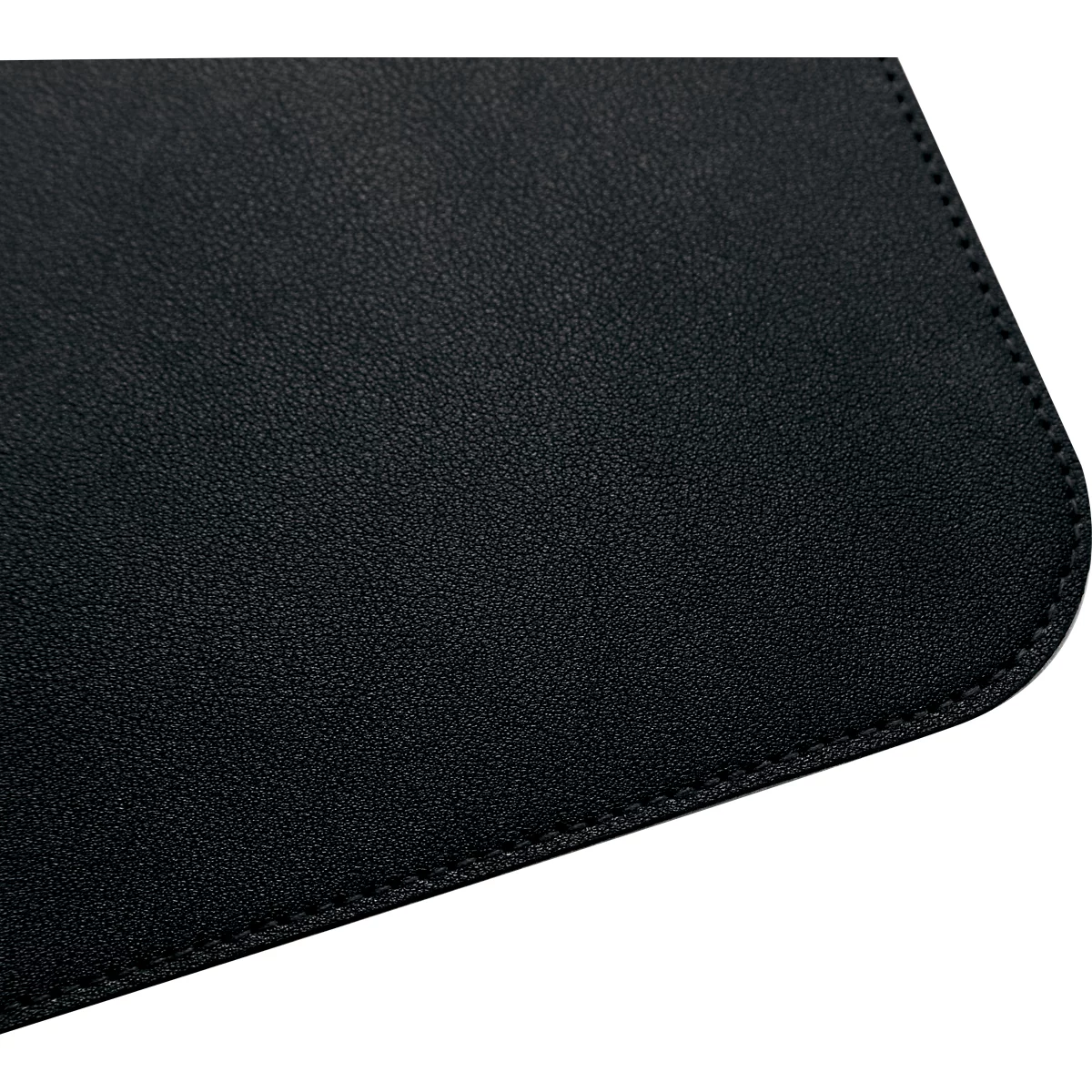 Gros plan sur un produit en cuir noir avec des coins arrondis. Couture sur le bord.