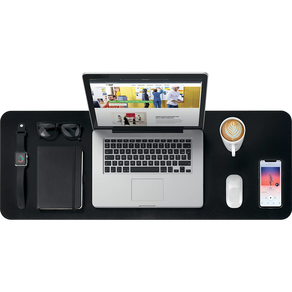 Vue de dessus d'un bureau avec ordinateur portable, lunettes, montre intelligente, carnet, smartphone, souris et café.