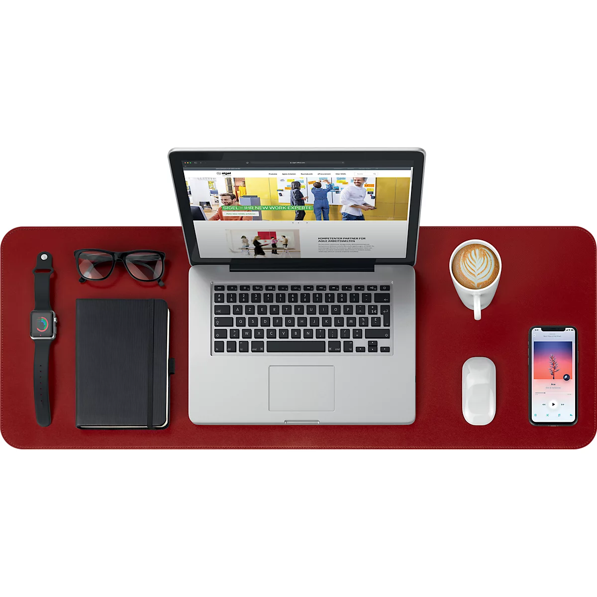 Vue de dessus d'un bureau avec un ordinateur portable, des lunettes, un cahier, une smartwatch, du café, une souris et un smartphone.