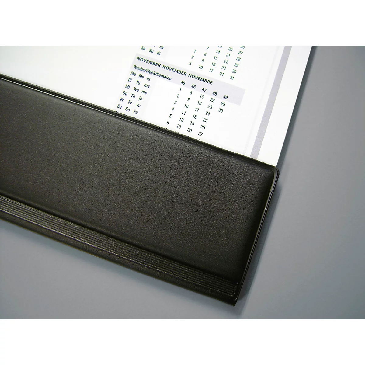 Gros plan d'un calendrier de bureau noir avec la page de novembre.