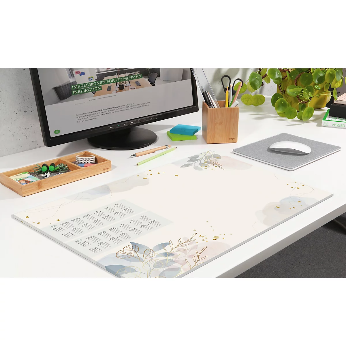 Bureau avec tapis de souris, écran, fournitures de bureau et calendrier. Conception claire et pastel. Texte à l'écran.