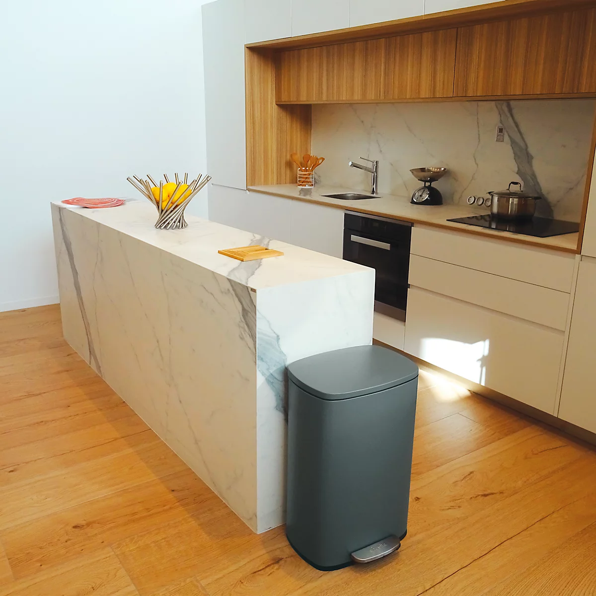 SPIRELLA Poubelle à pédale AKIRA, 50 litres, mécanisme à pédale, L 297 x L 427 x H 643 mm, gris