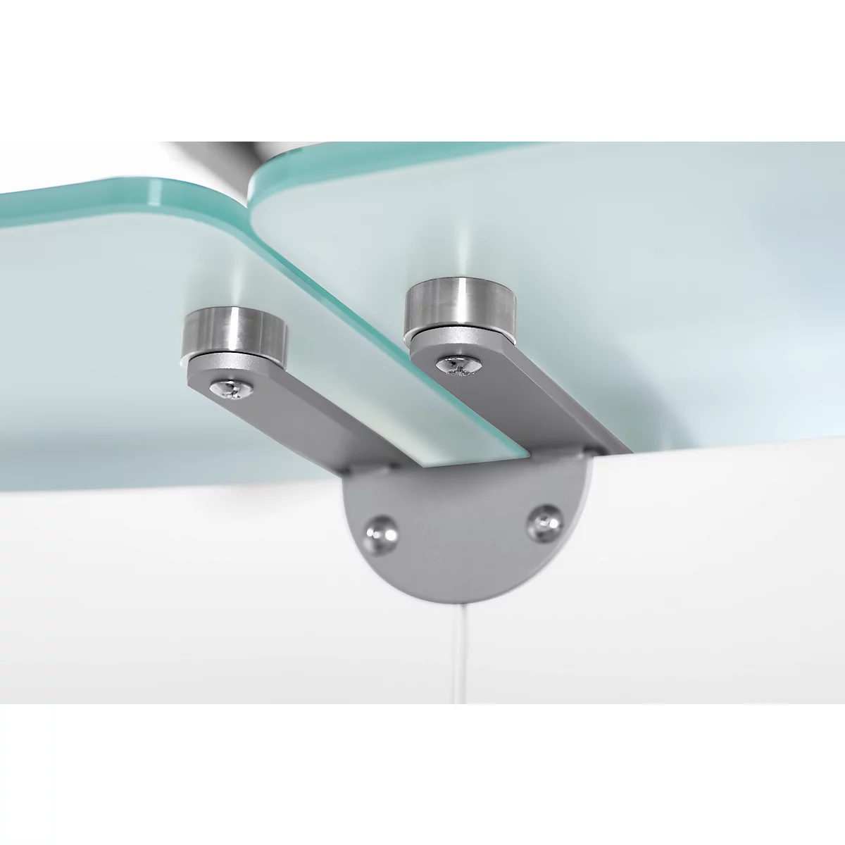 Nahaufnahme einer Glasplatte mit Metallhaltern. Die Halter sind an der Unterseite der Glasplatte befestigt und verbinden sie mit einer weißen Oberfläche.