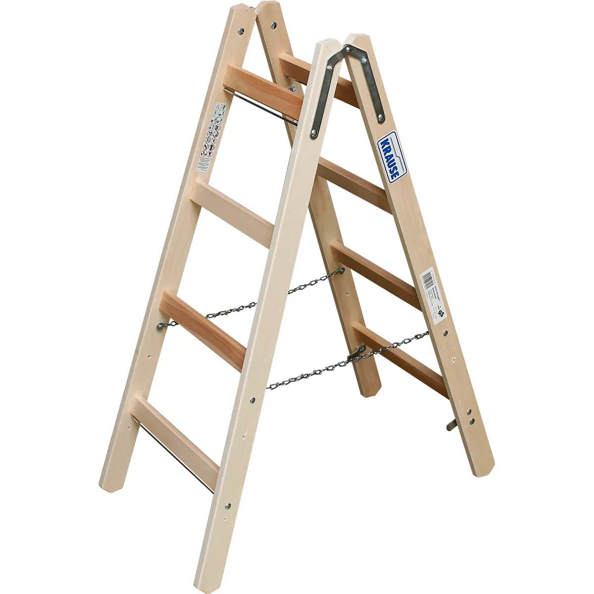 Eine Holz-Leiter, geöffnet, mit Ketten und Metallbeschlägen. Auf der Leiter steht "KRAUSE".