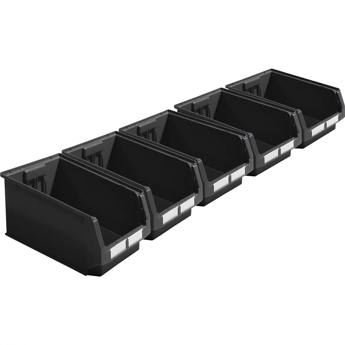 Cinq bacs en plastique noirs avec des champs d'étiquettes blancs, disposés en diagonale.