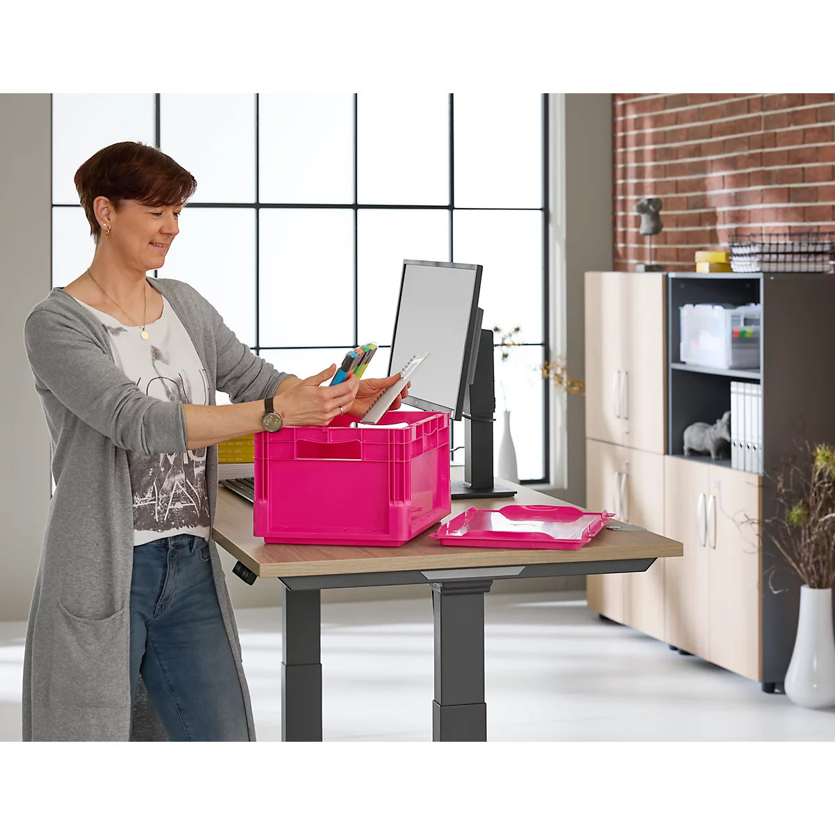 SSI Schäfer Bacs légers Euro-Box ELB 4220 avec couvercle, polypropylène, L 400 x l 300 x H 220 mm, 20,4 litres, rose