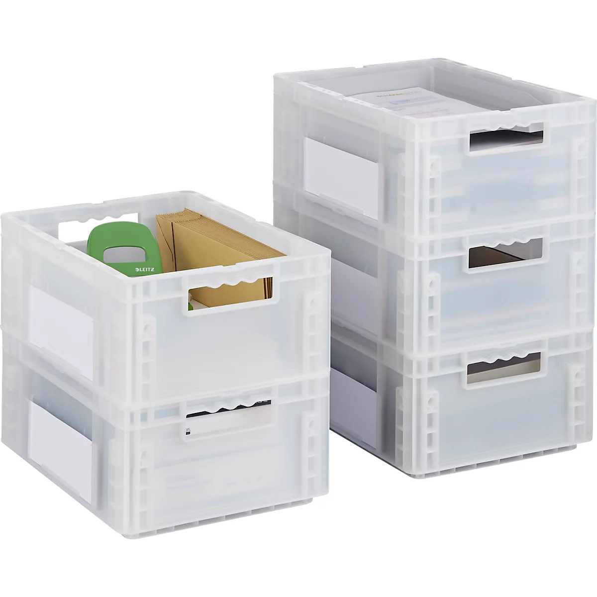 Zwei stapelbare, transparente Kunststoffboxen. Eine Box ist halb gefüllt, die andere mit Papier gefüllt. Beide haben weiße Etiketten.