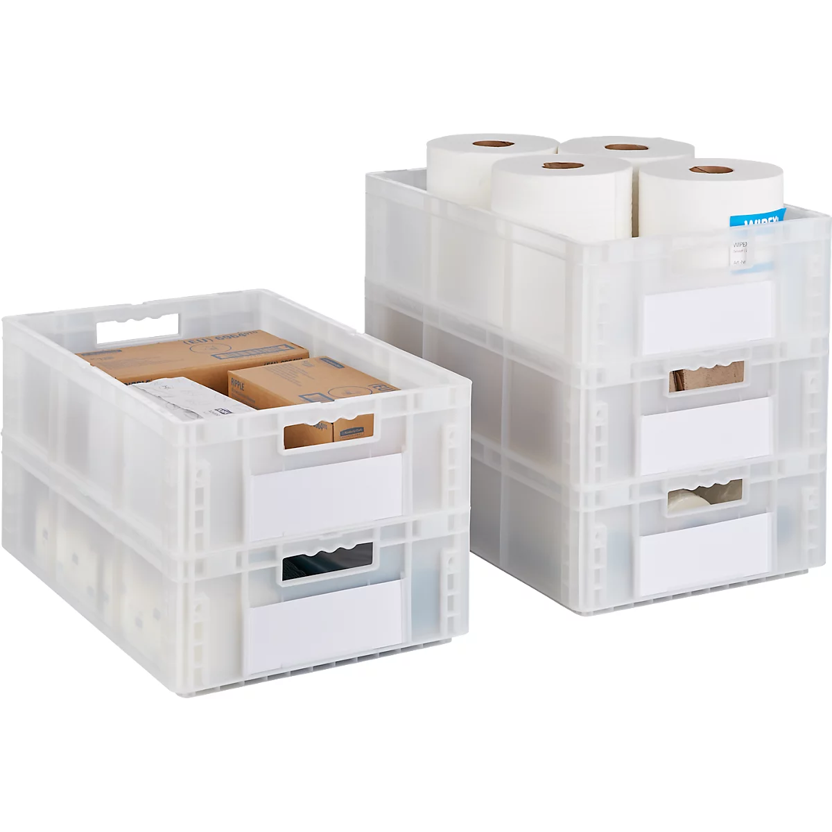 Zwei stapelbare, transparente Kunststoffboxen. Eine Box enthält Kartons, die andere Rollen Papier. Beide Boxen haben weiße Etiketten.