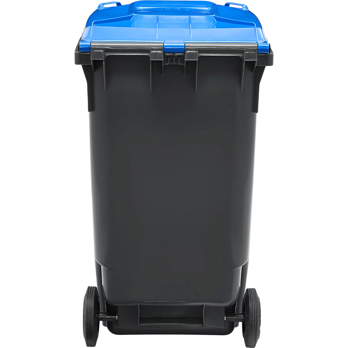 Schwarze Mülltonne mit blauem Deckel. Die Tonne steht auf zwei Rädern.
