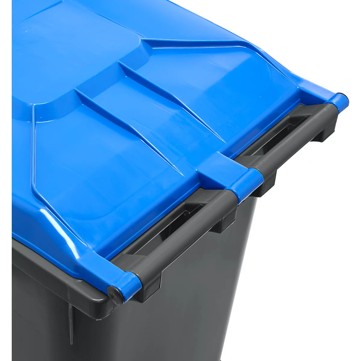 Detailaufnahme eines blauen Mülleimerdeckels. Der Deckel ist aus Kunststoff gefertigt und hat eine Griffleiste.