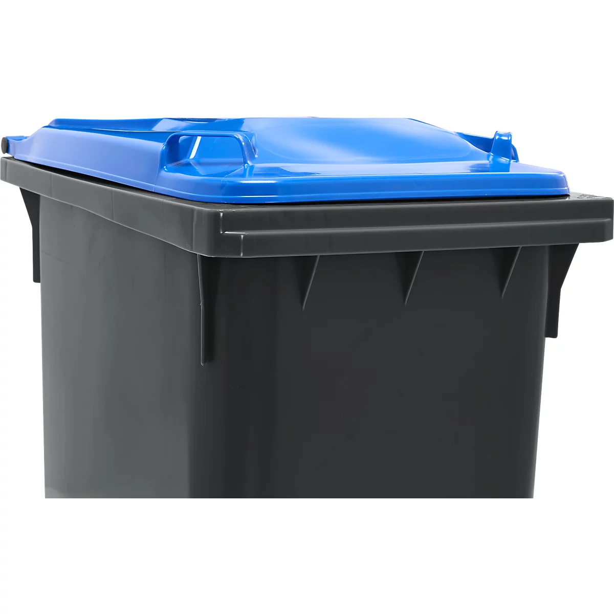 Nahaufnahme eines schwarzen Mülleimers mit blauem Deckel.