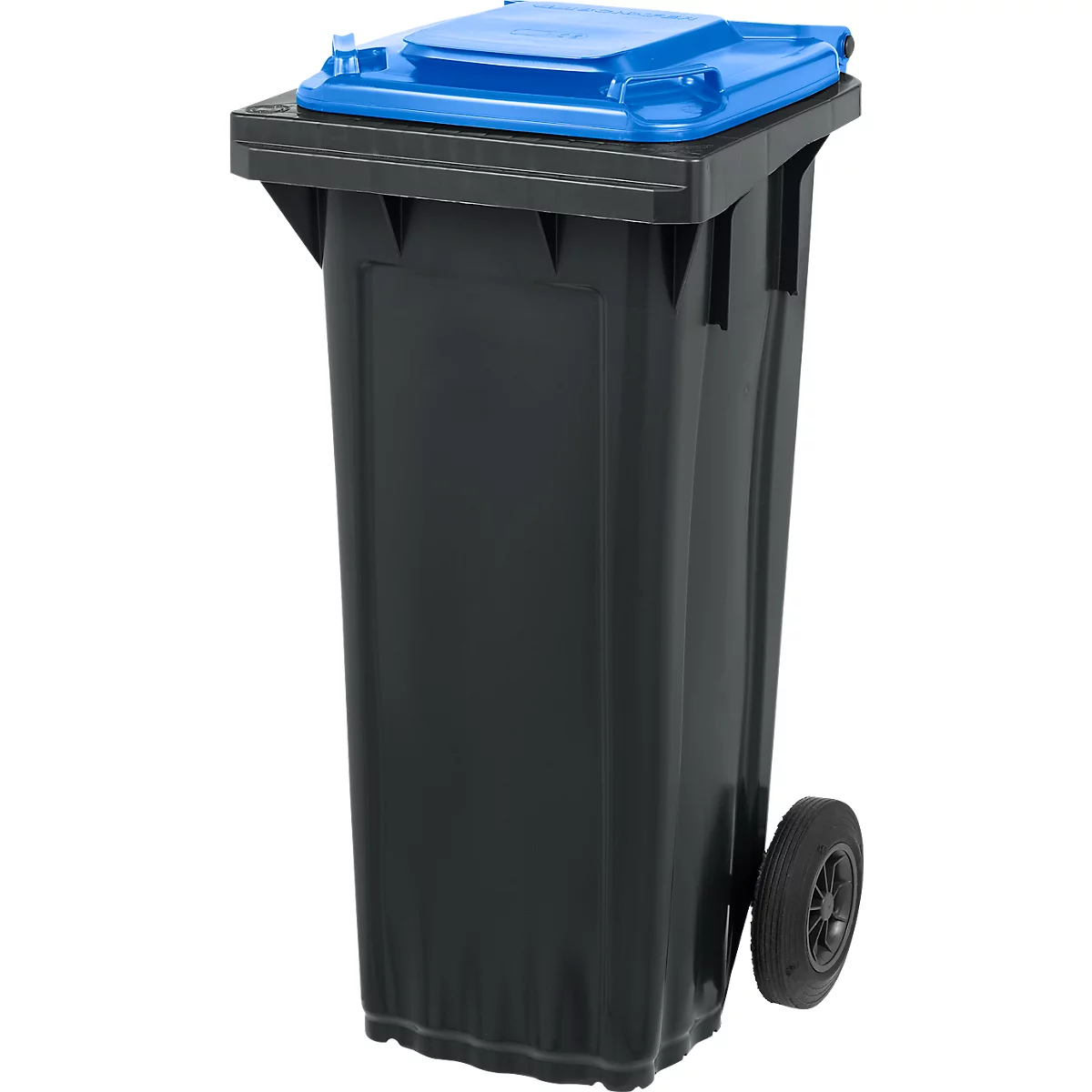 Schwarze Mülltonne mit blauem Deckel und einem Rad.