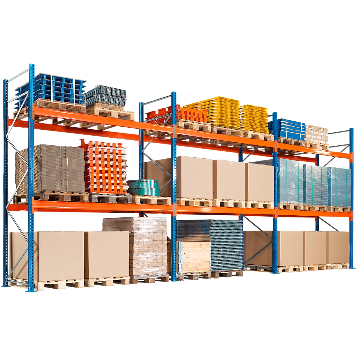 Magazijnstelling met pallets, dozen en plastic containers in diverse kleuren.