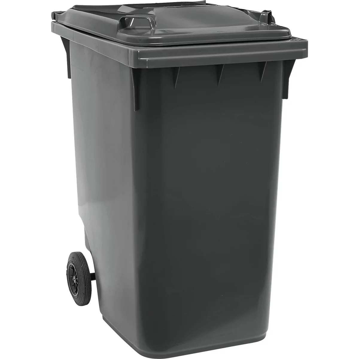Poubelle grise avec couvercle et roues, sur fond blanc.