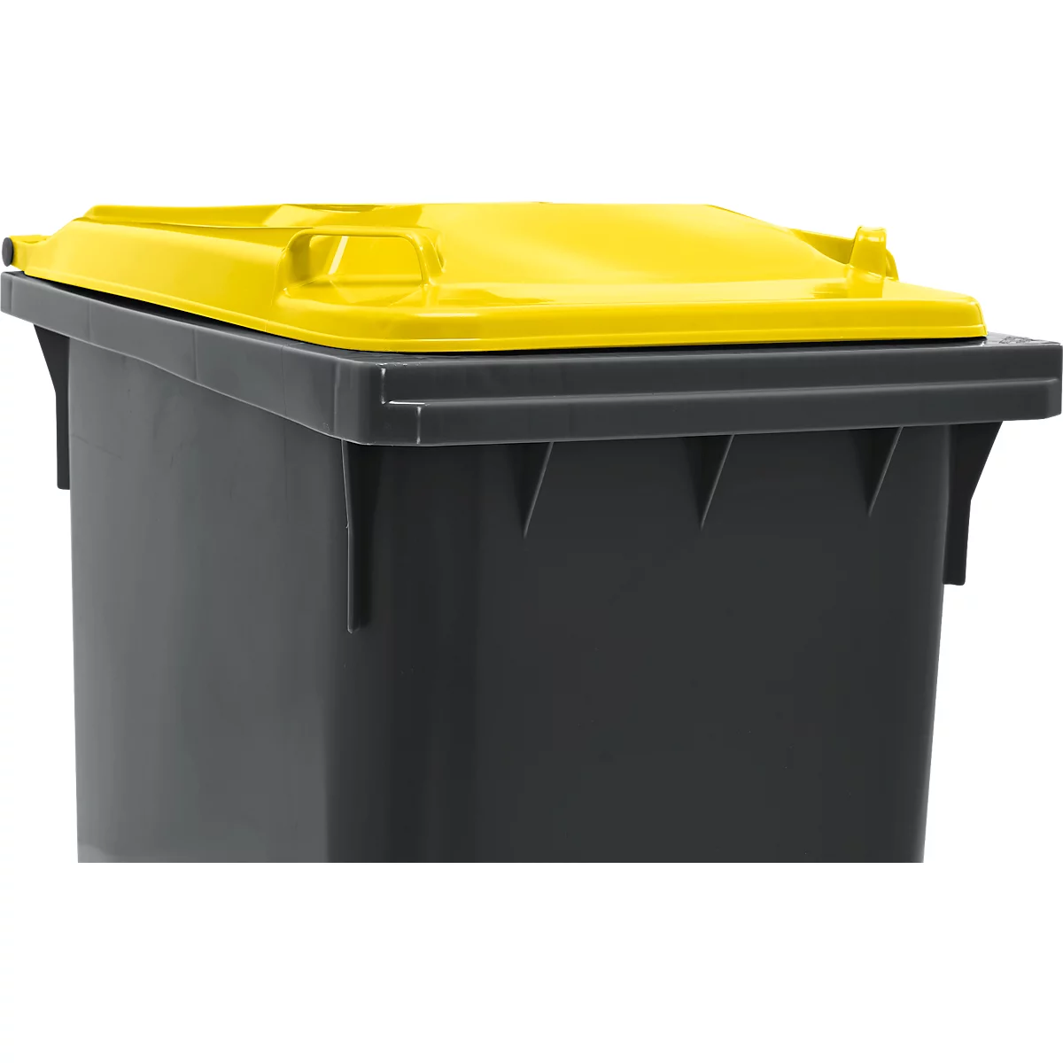 Poubelle grise avec couvercle jaune, gros plan.