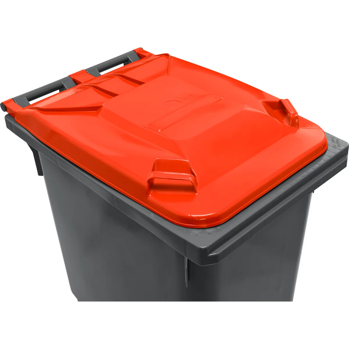 Poubelle grise avec un couvercle rouge, photographiée légèrement d'en haut.