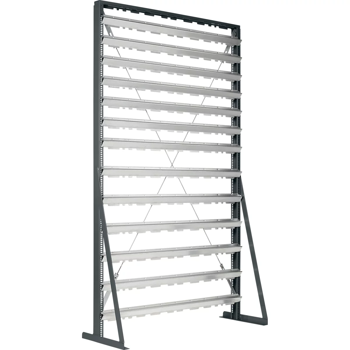 Een hoge, vrijstaande metalen stellingkast met veel horizontale schappen en stabiliserende kruisverbanden.