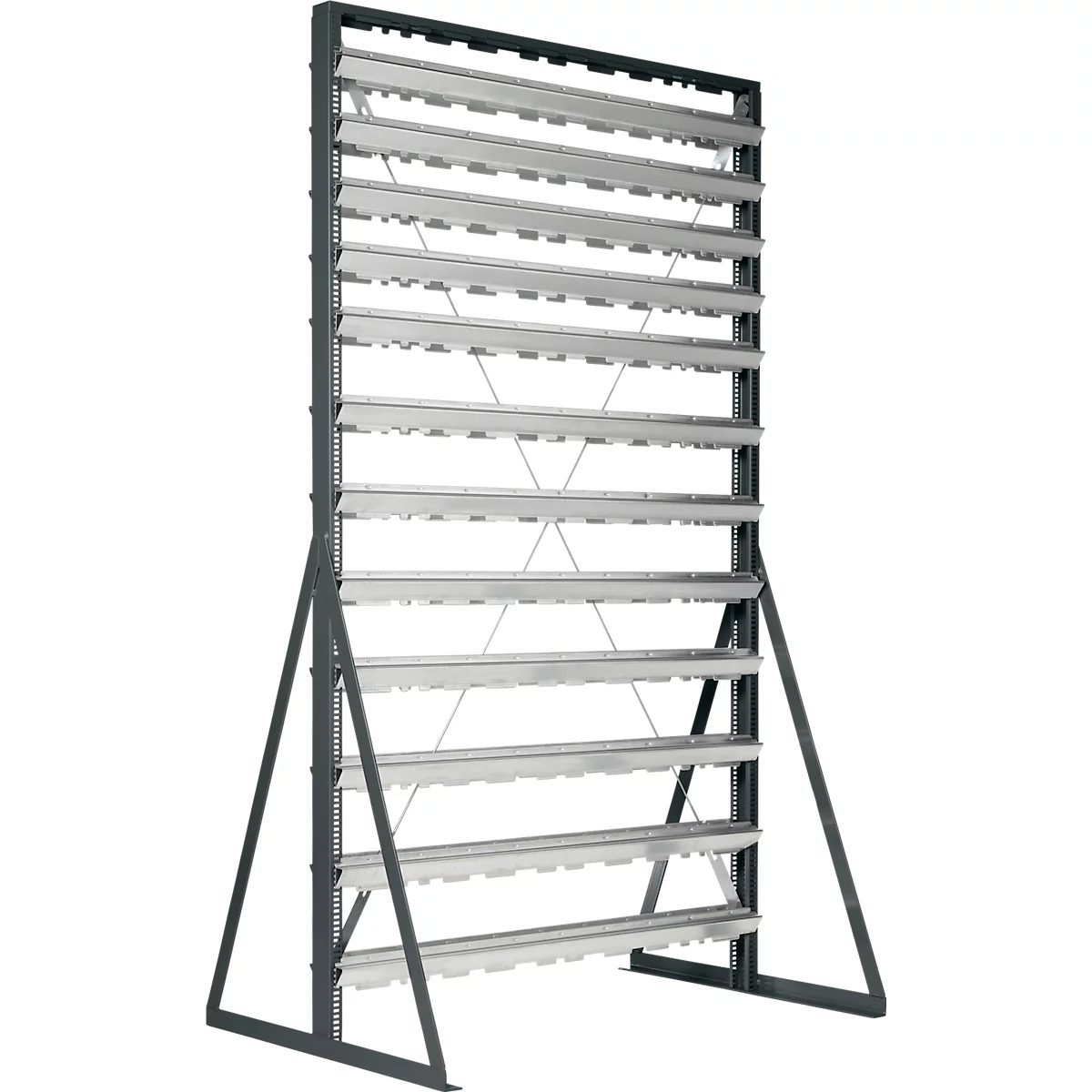 Vrijstaand opslagrek met verticaal metalen frame en meerdere horizontale schappen op een witte achtergrond.
