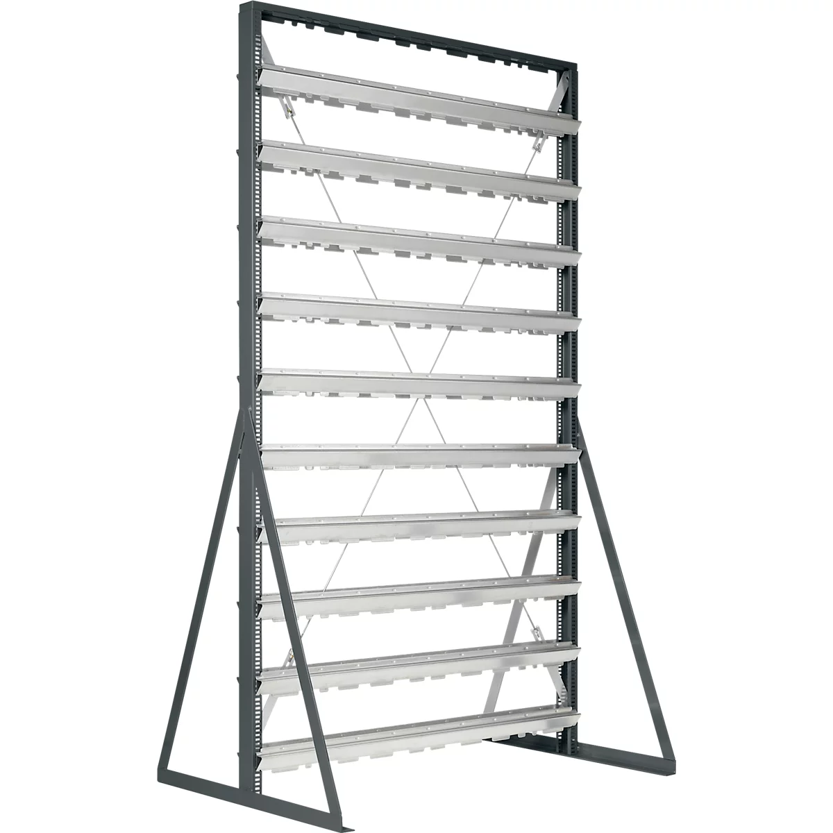 Vrijstaande metalen stellingkast met meerdere horizontale opbergniveaus tegen een neutrale achtergrond.