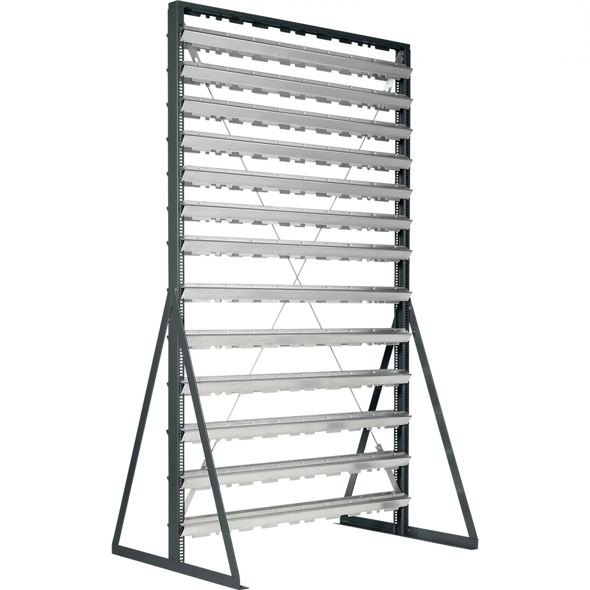 Hoog, vrijstaand metalen rek met veel horizontale opbergvakken op een grijs frame.