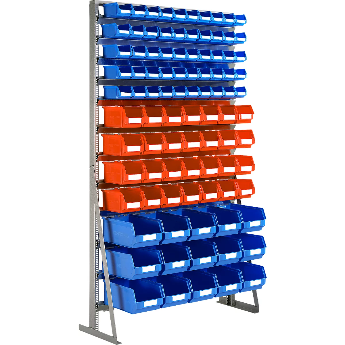 Een opslagrek met blauwe en oranje opbergdozen.