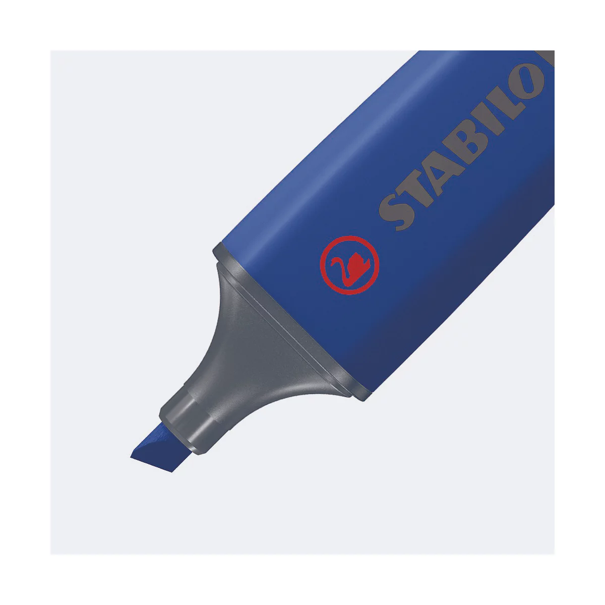 Blauer Textmarker von Stabilo. Graue Spitze und blaue Spitze, die auf weißem Grund sichtbar ist.