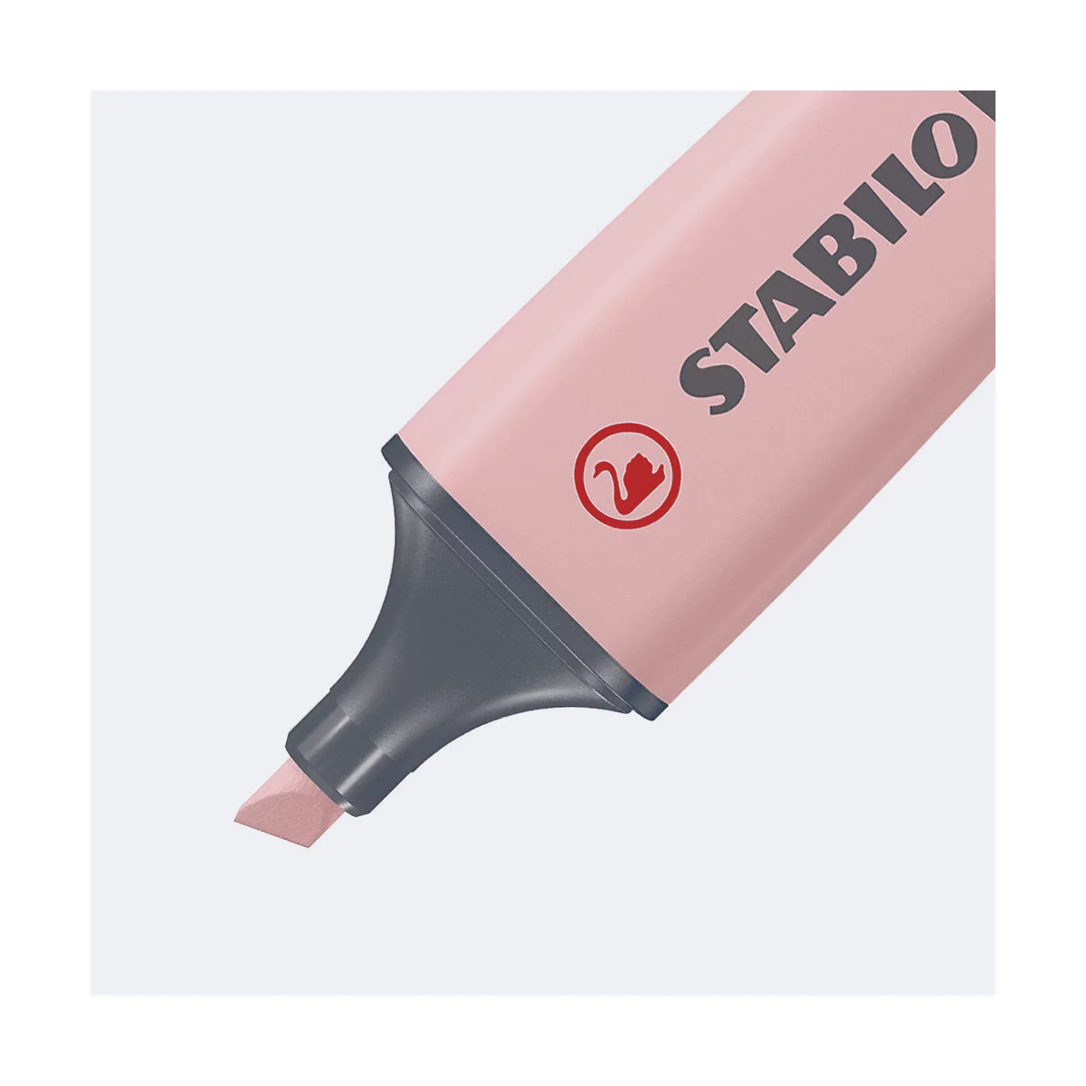 Hellrosa Textmarker der Marke Stabilo, schwarze Spitze, Logo mit Schwan. Textmarker zeigt zur Kamera.