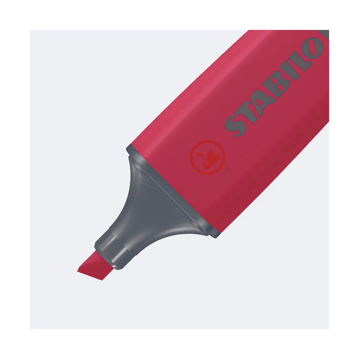 Nahaufnahme eines roten Textmarkers. Auf dem Marker steht "STABILO". Die Spitze ist zum Schreiben bereit.