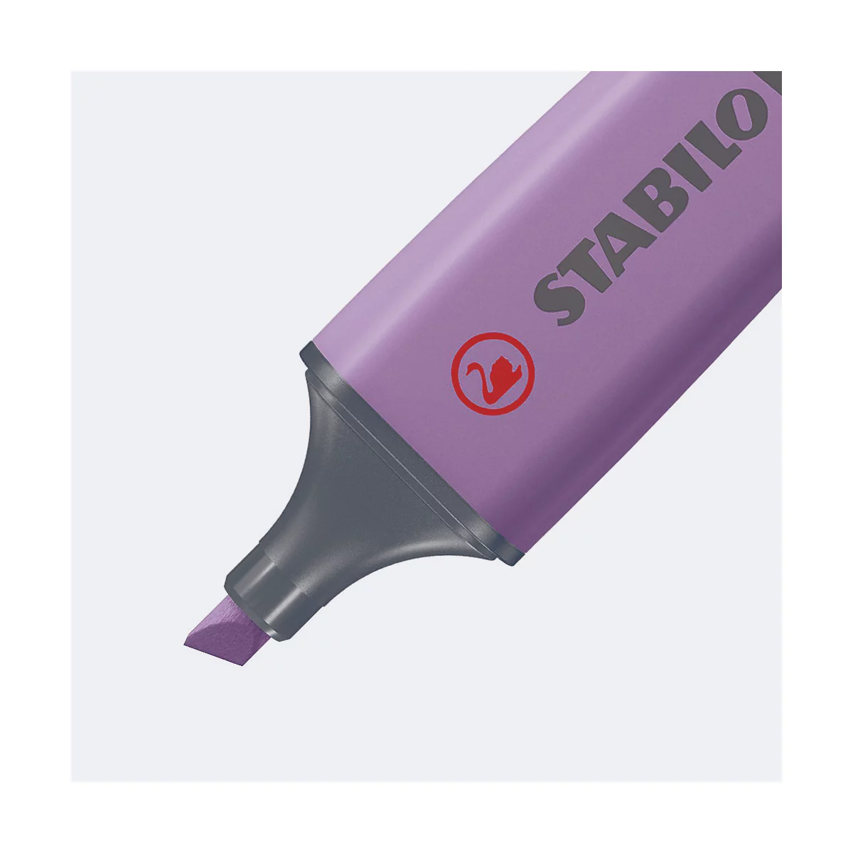 Ein lila Textmarker mit abgeschrägter Spitze. Auf dem Stift steht "STABILO".