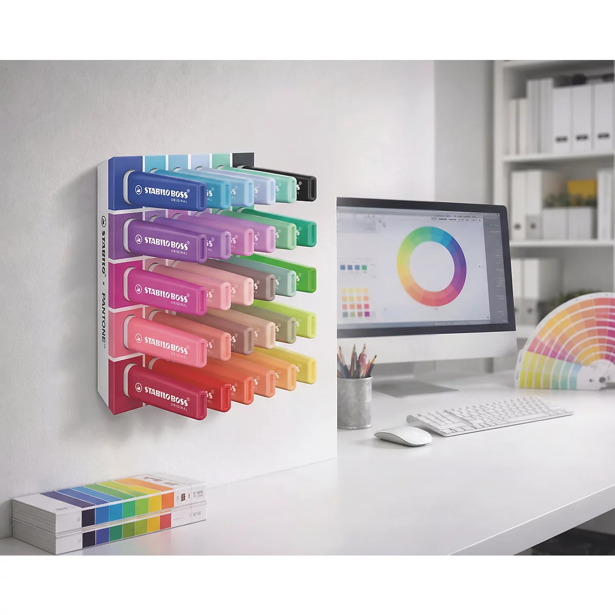 An der Wand montierter Stiftehalter mit bunten Stabilo Boss Textmarkern in einem modernen Büro.