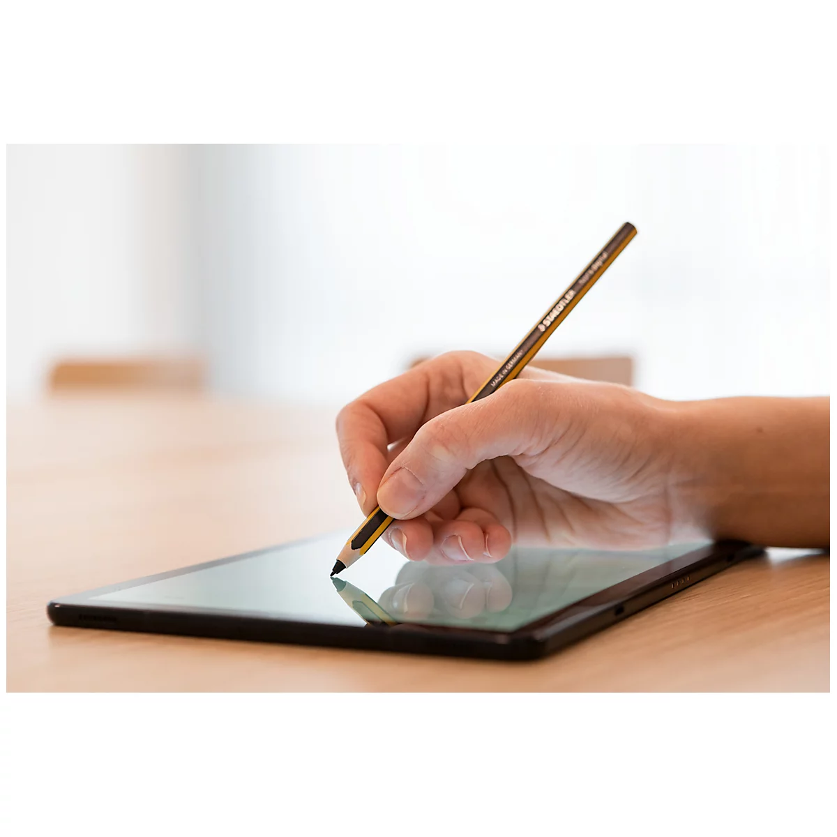 STAEDTLER Noris® Digitale invoerpen, voor EeMR-apparaten, verwisselbare puntenslijpers, 4096 drukniveaus, handpalmherkenning, zeshoekig, duurzaam materiaal op houtbasis, zwart-geel