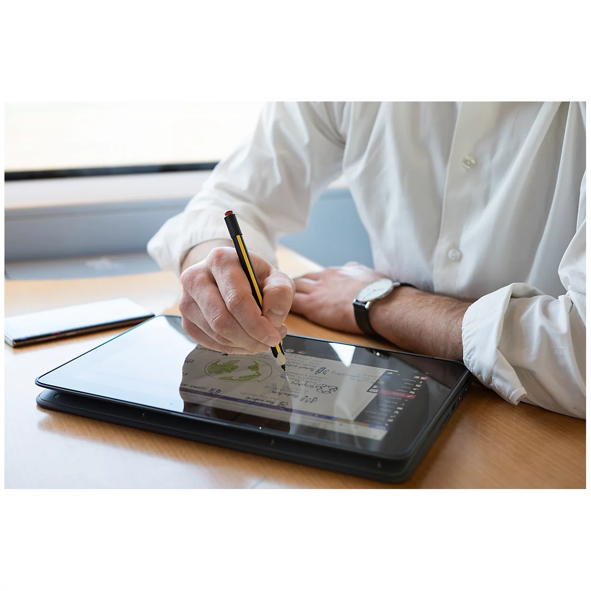 STAEDTLER Noris® Stylo de saisie numérique Jumbo, pour les appareils compatibles EeMR, pointe interchangeable, 4096 niveaux de pression, reconnaissance de la paume, gomme numérique, forme triangulaire, matériau durable à base de bois, noir-jaune.