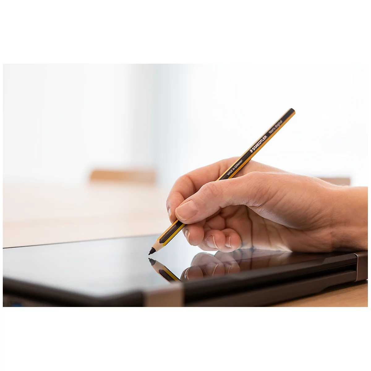 STAEDTLER Noris® Stylo de saisie numérique, pour appareils compatibles EeMR, taille-crayon interchangeable, 4096 niveaux de pression, reconnaissance de la paume, hexagonal, matériau durable à base de bois, noir-jaune.