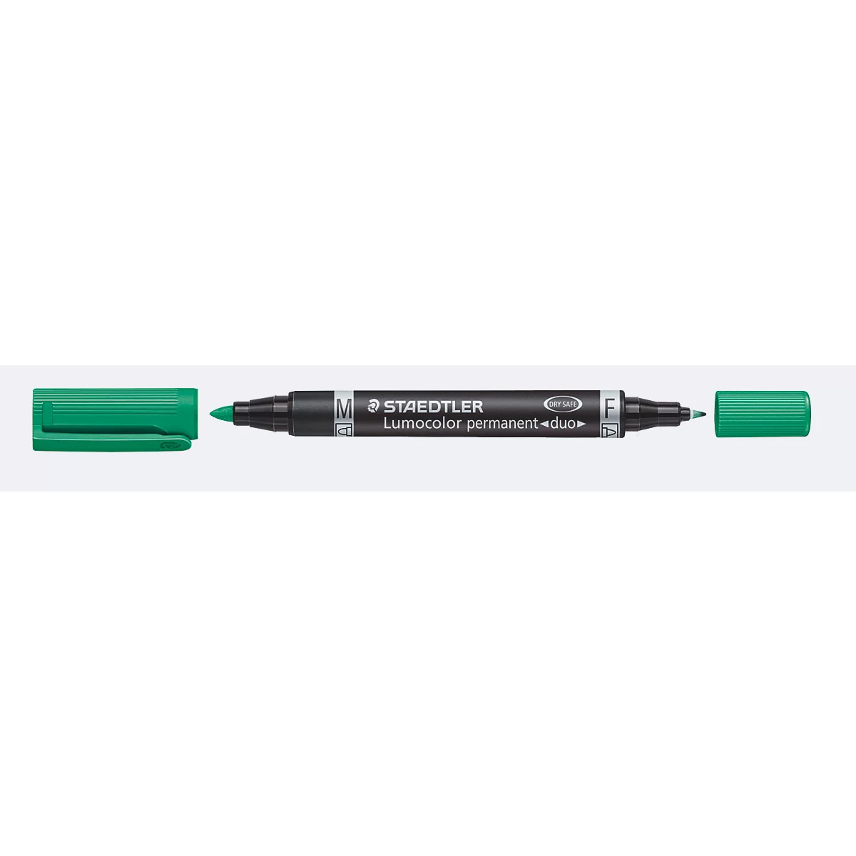 Ein grüner Staedtler Lumocolor Permanent Duo Marker mit abgenommenen Kappen vor weißem Hintergrund.