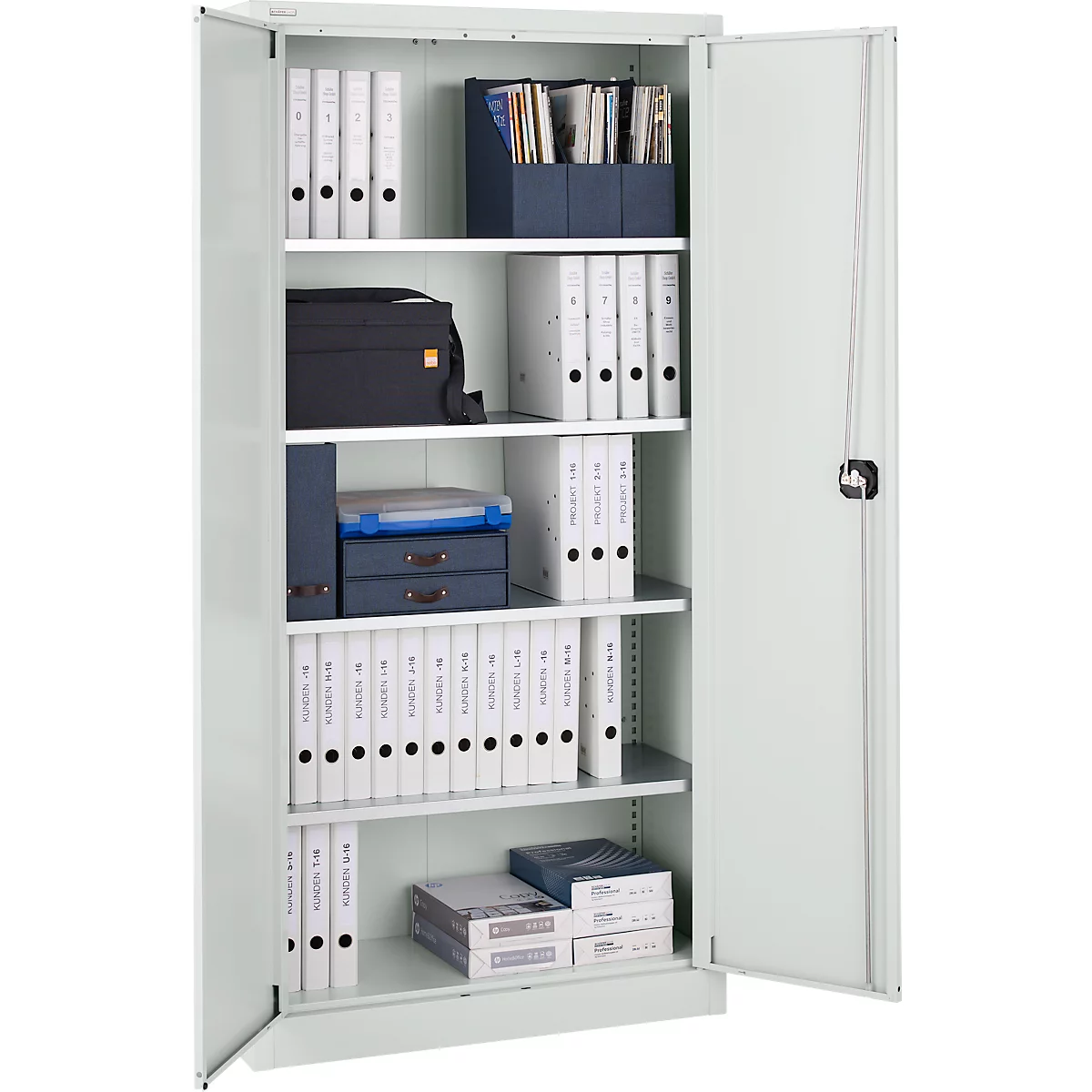Ein geöffneter, grauer Aktenschrank mit Aktenordnern und Bürobedarf. Auf den Regalen stehen Ordner, Boxen und eine Laptoptasche.