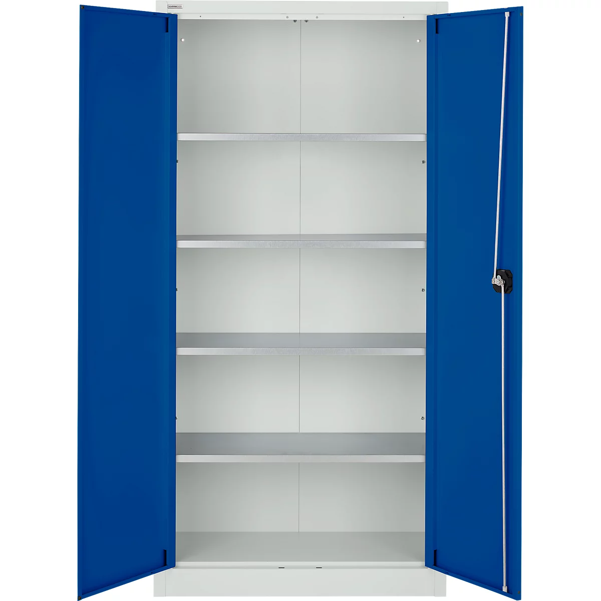 Ein weißer Schrank mit geöffneten blauen Türen, der Einblick auf Regale gibt. Ein schwarzer Griff und ein weißes Schloss.
