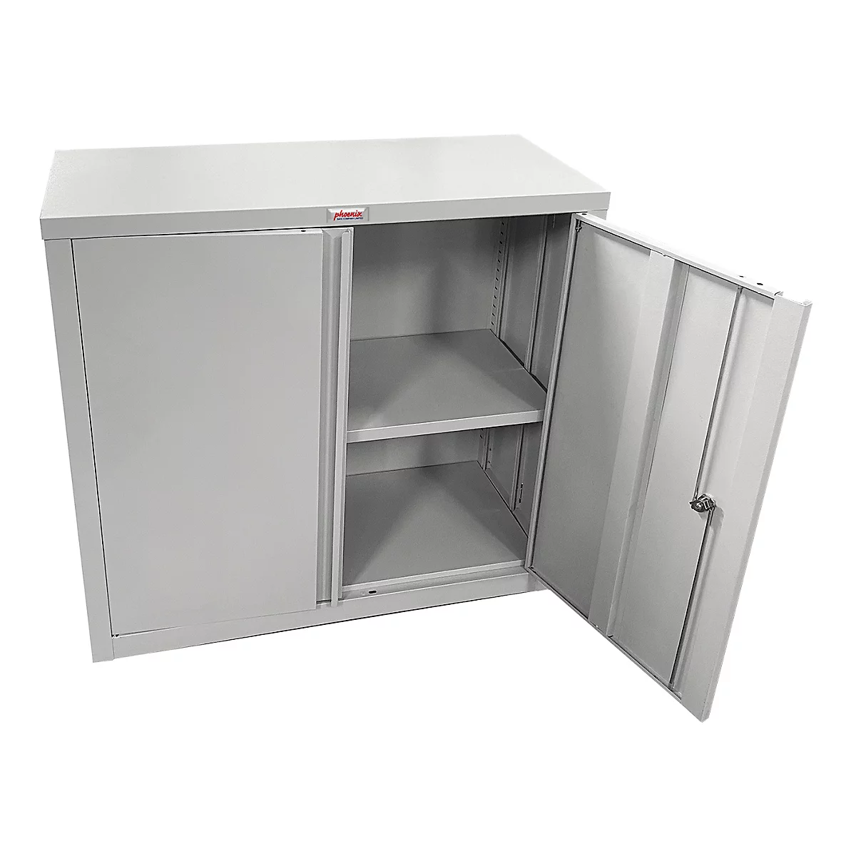 Grauer Stahlschrank, eine Tür ist geöffnet, sodass zwei Ablagen sichtbar sind. Auf dem Schrank ist ein roter Schriftzug.