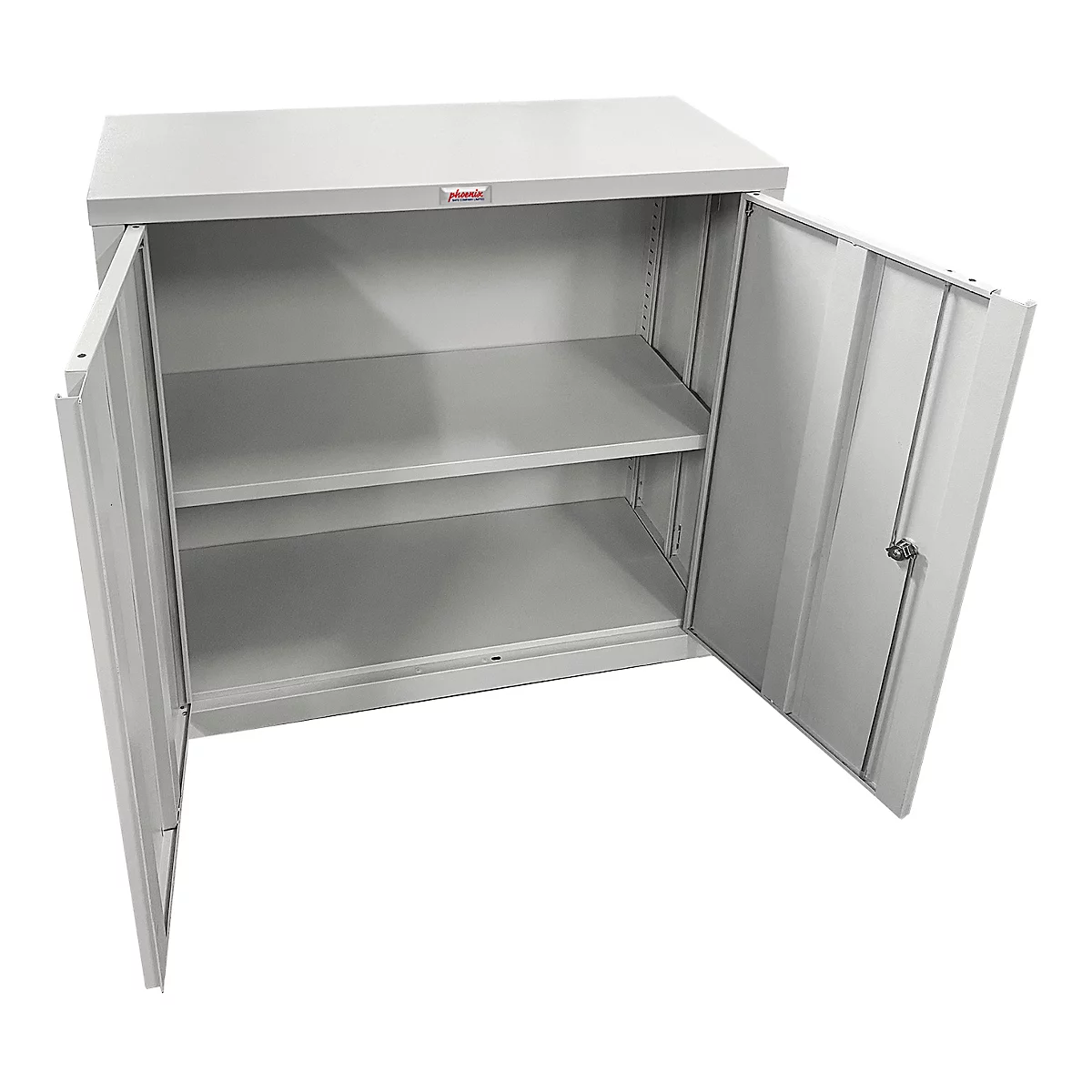 Hellgrauer Stahlschrank mit geöffneten Türen. Im Inneren sind zwei Einlegeböden zu sehen.