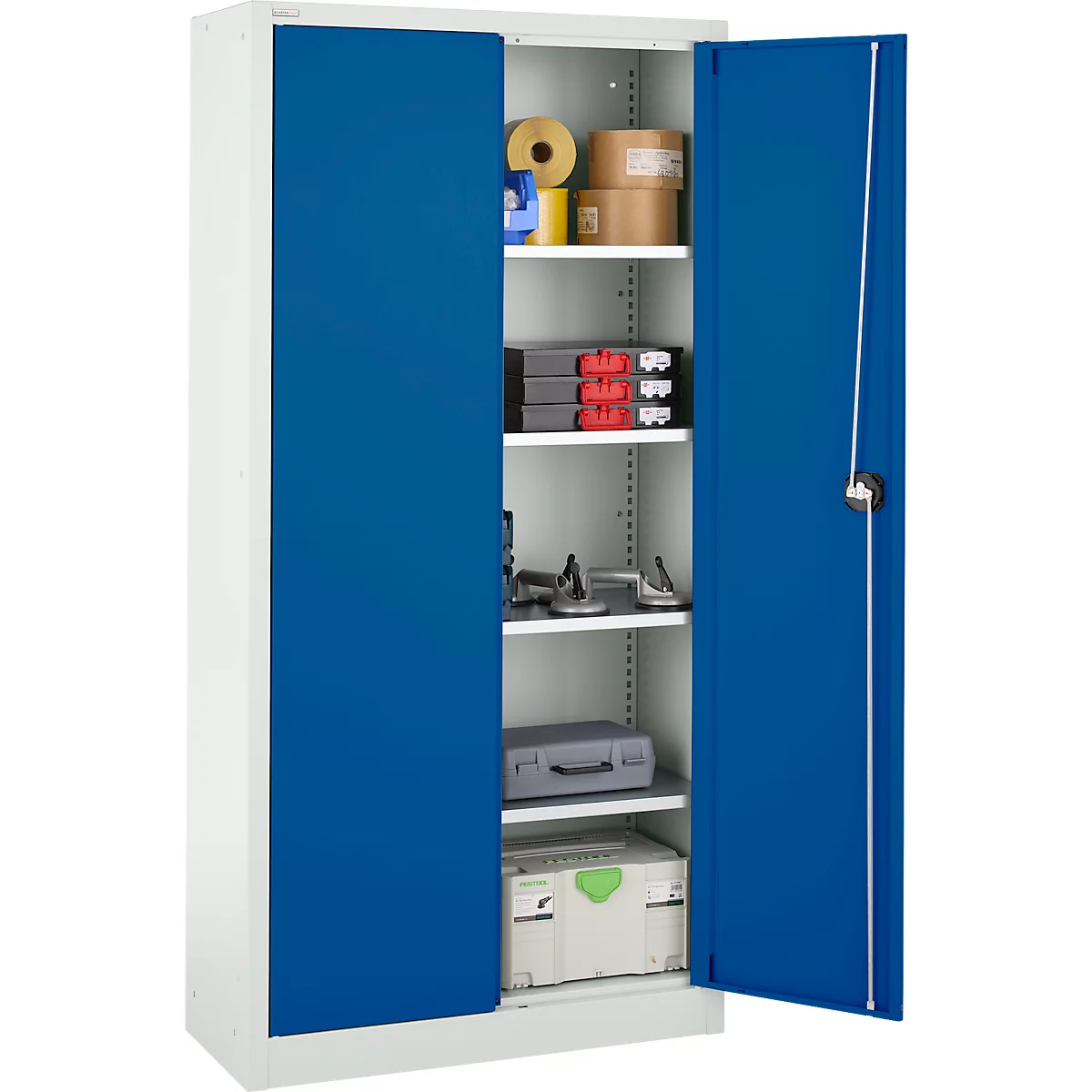 Open gereedschapskast met blauwe deuren. Binnenin worden verschillende gereedschappen, dozen en andere accessoires opgeslagen.