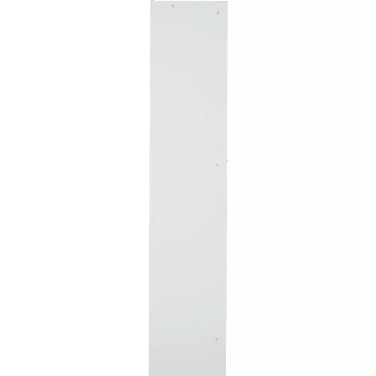 Een lange, witte, smalle plank met vier kleine, donkere stippen.