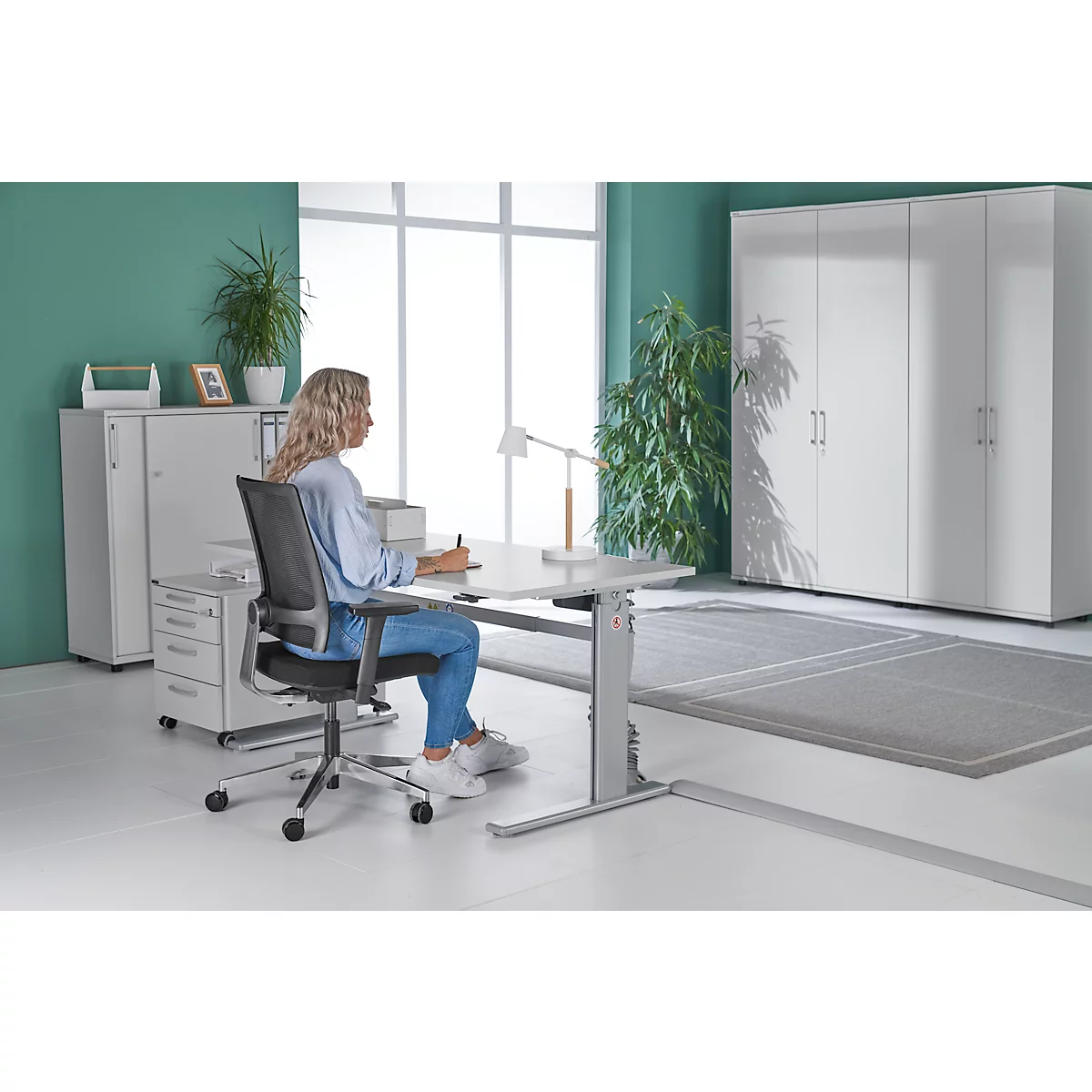 Standaard bureau, elektrisch in hoogte verstelbaar, rechthoekig, C-poot, B 1600 x D 800 x H 725-1185 mm, lichtgrijs/blank aluminium RAL 9006