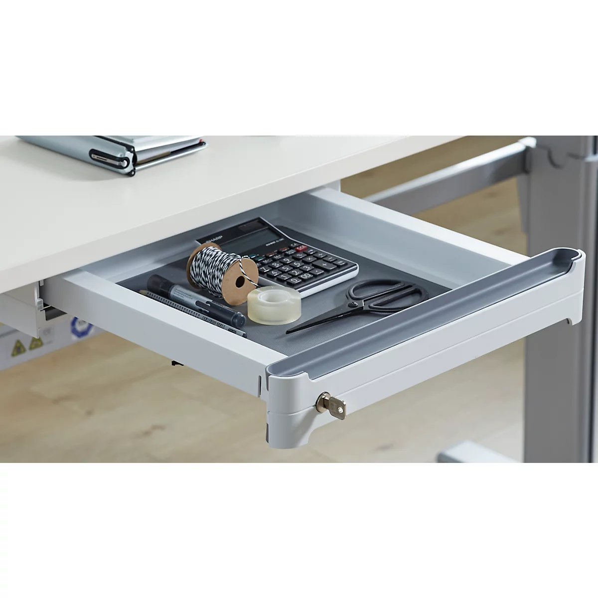 STANDARD schrijftafel, elektrisch in hoogte verstelbaar, B 1600 mm, aluminium lichtgrijs/wit + OrgaWork lade