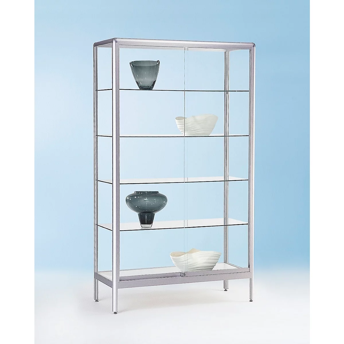 Ein moderner, gläserner Vitrine in einem eleganten Design mit vier Regalen, gefüllt mit zwei dekorativen Vasen. Eine Vase ist grau, die andere durchscheinend und weiß.