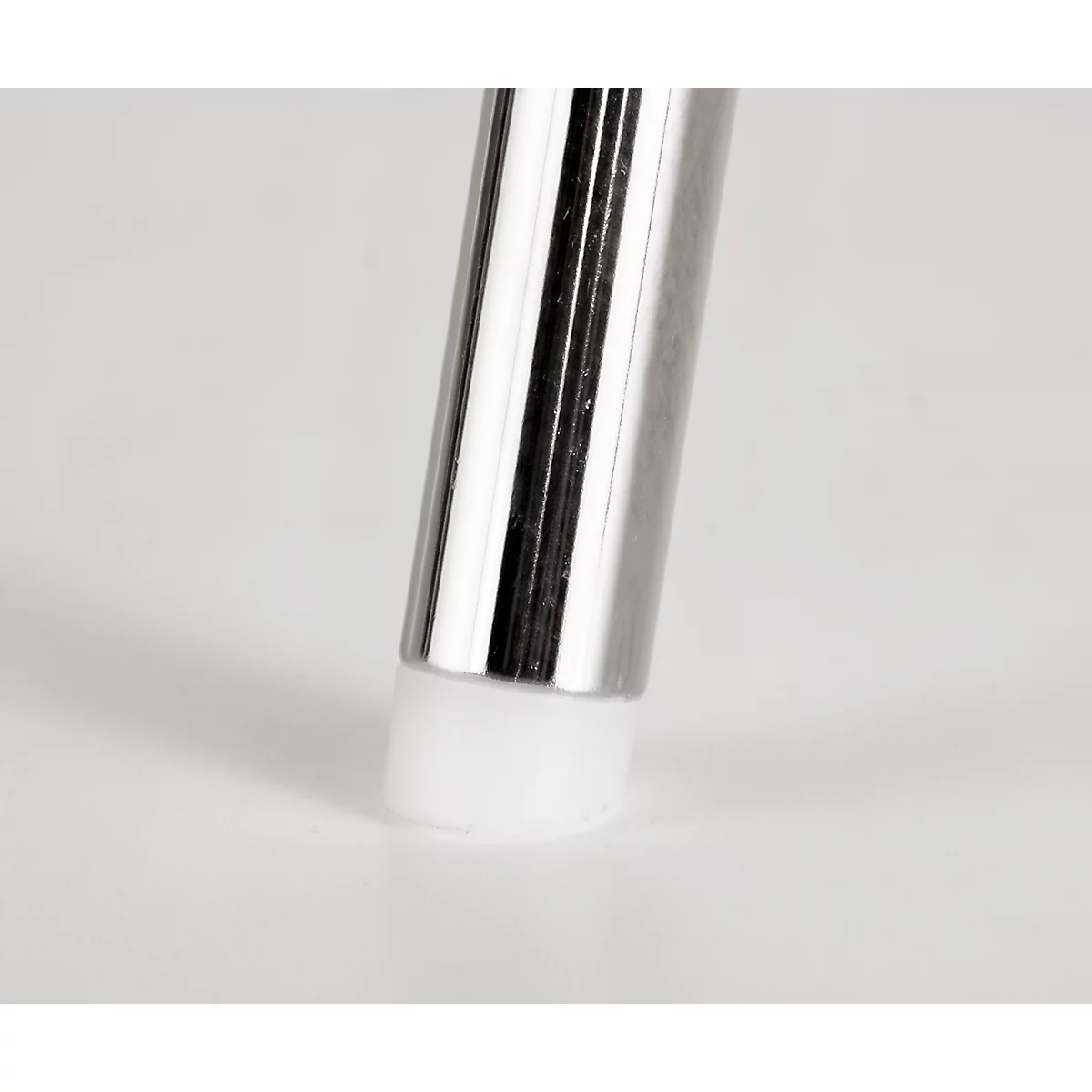Close-up van een metalen buis met een witte rubberen buffer. Het oppervlak reflecteert het licht.