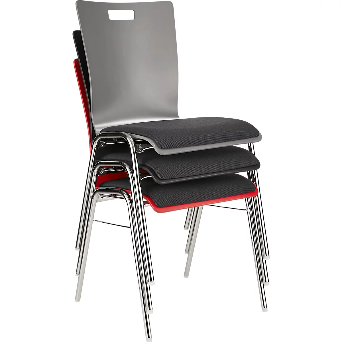 Gestapelde stoelen: grijs, zwart en rood. Metalen poten en gebogen rugleuning.