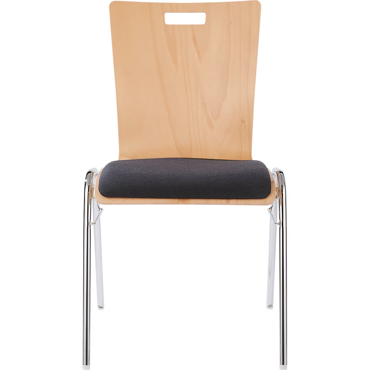 Een stoel met een lichte houten rugleuning en een donkergrijs zitkussen. De poten zijn metaalachtig en glanzend.